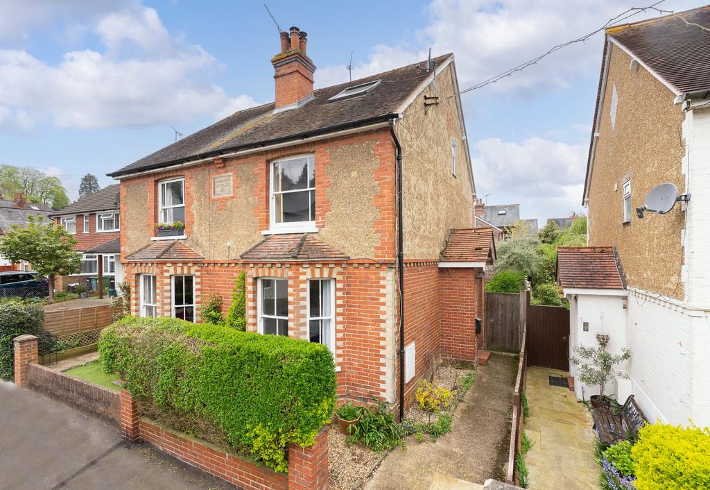 Bailey Road, Westcott 3 bed semidetached house for sale £450,000