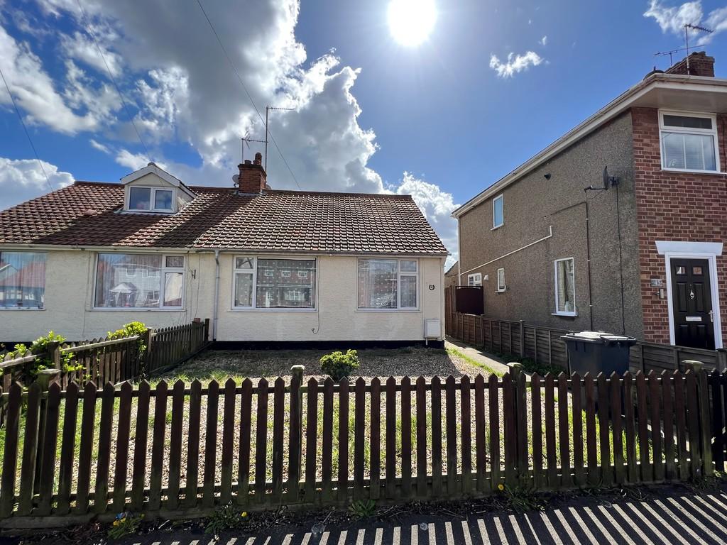 Edgerton Road, Lowestoft 2 bed semidetached bungalow to rent £800 pcm (£185 pw)
