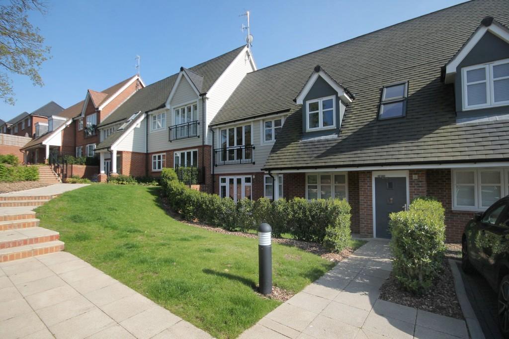 LEATHERHEAD, KT22 2 bed apartment £1,450 pcm (£335 pw)
