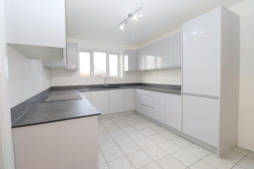 Leaf Road, Houghton Regis, LU5 5JG 3 bed terraced house £1,300 pcm (£