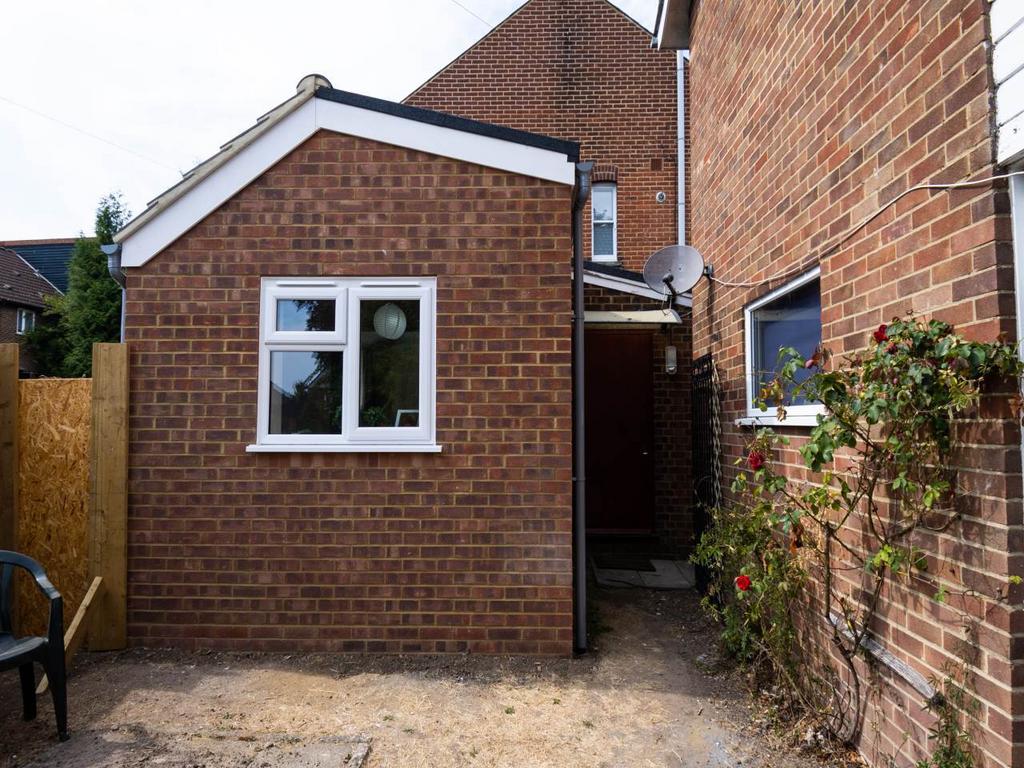7 Beaconsfield Road, Canterbury, Kent 1 bed house £713 pcm (£165 pw)