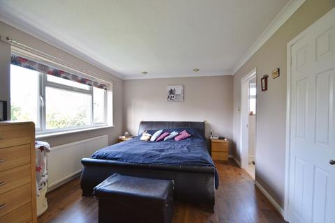 17 Holliers Close, Thame, OX9 2EN