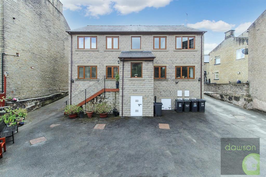 Stainland Road, Greetland, Halifax 2 bed apartment £575 pcm (£133 pw)