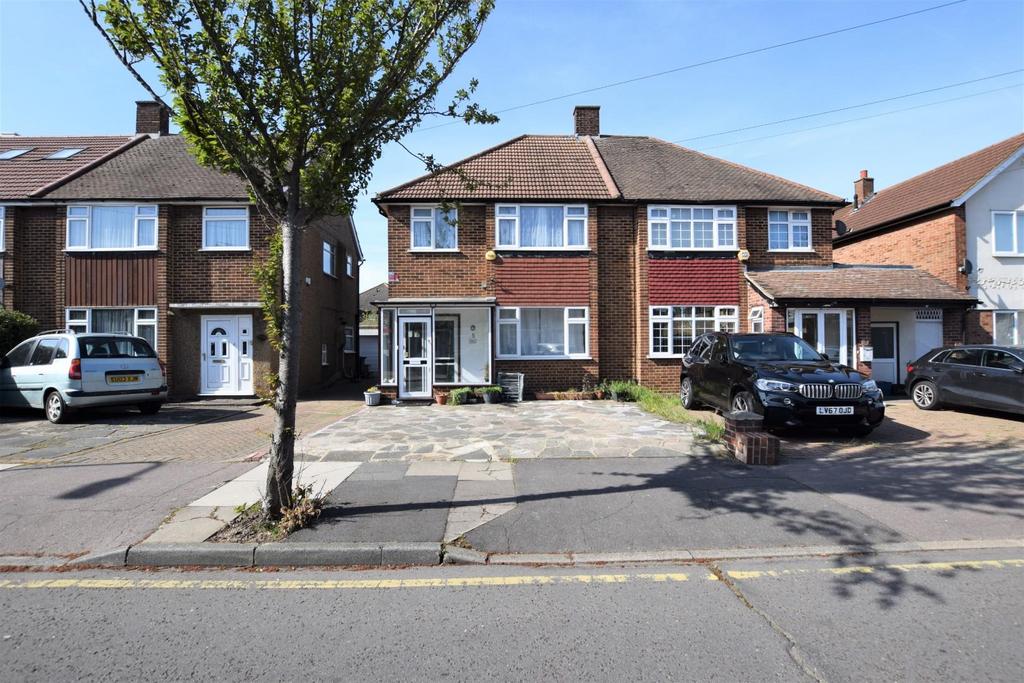 Tendring Way, Chadwell Heath, RM6 3 bed house £2,000 pcm (£462 pw)