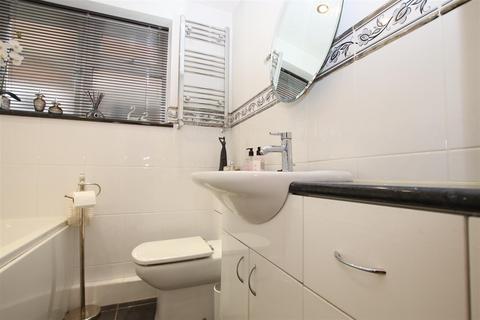 14 Heathclose Road, Dartford, DA1 2PU