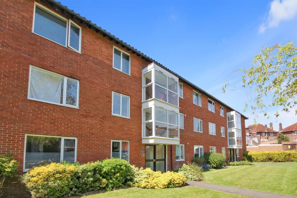 Park Court, Old London Road, Brighton 2 bed flat £1,250 pcm (£288 pw)