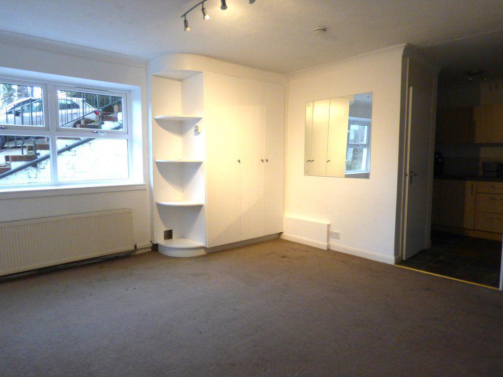 Leatherhead Studio to rent £950 pcm (£219 pw)