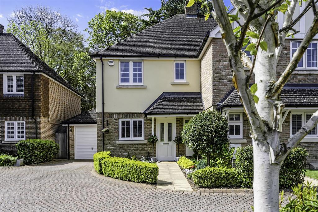 Acorn Close, Banstead 3 bed semidetached house for sale £650,000