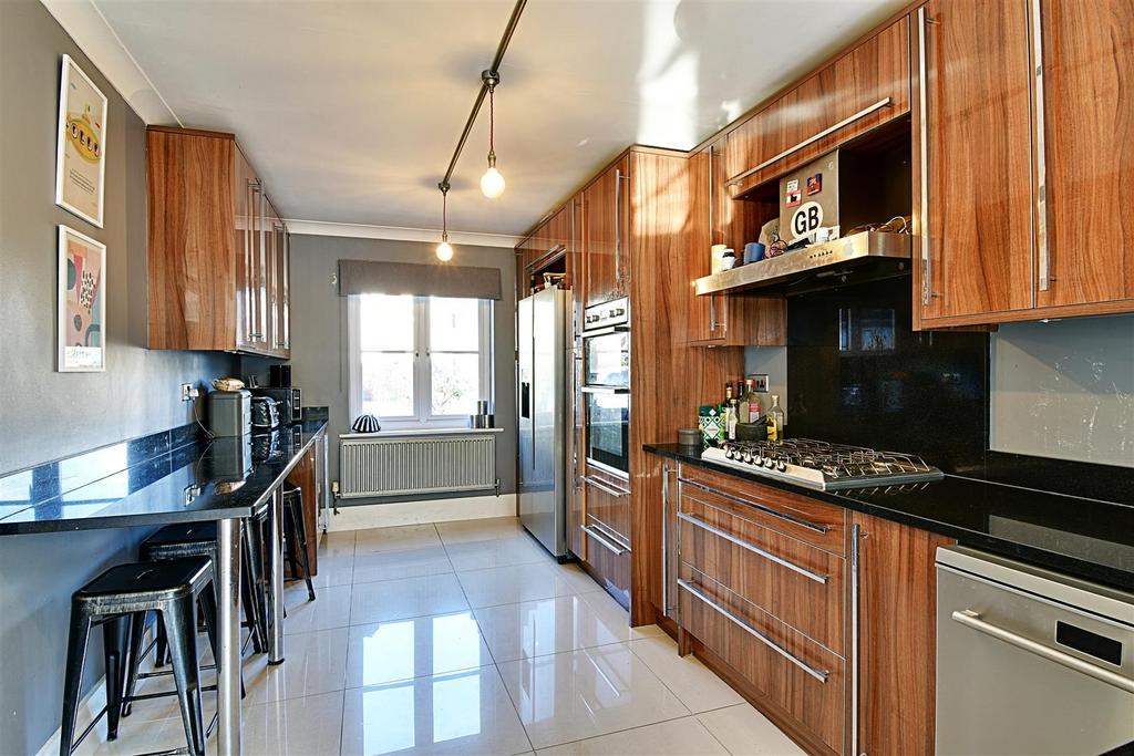 Martins Drive, Hertford SG13 4 bed detached house for sale £715,000