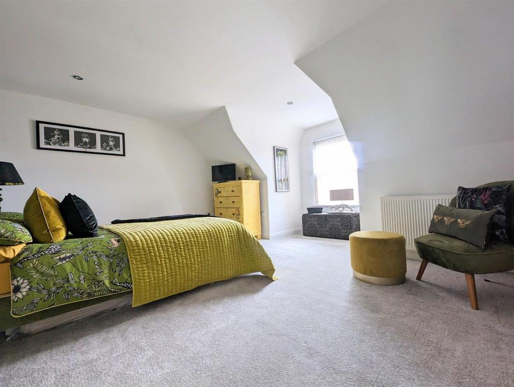 Bedroom 4 (second floor)