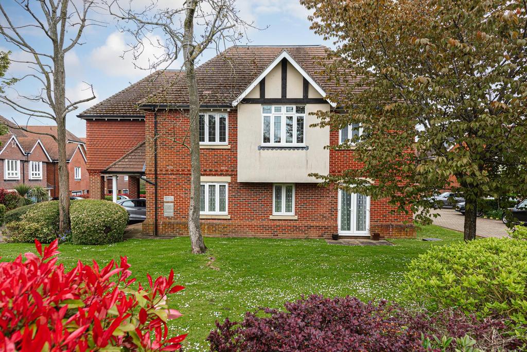 Poplar Close, Epsom 2 bed flat for sale £325,000