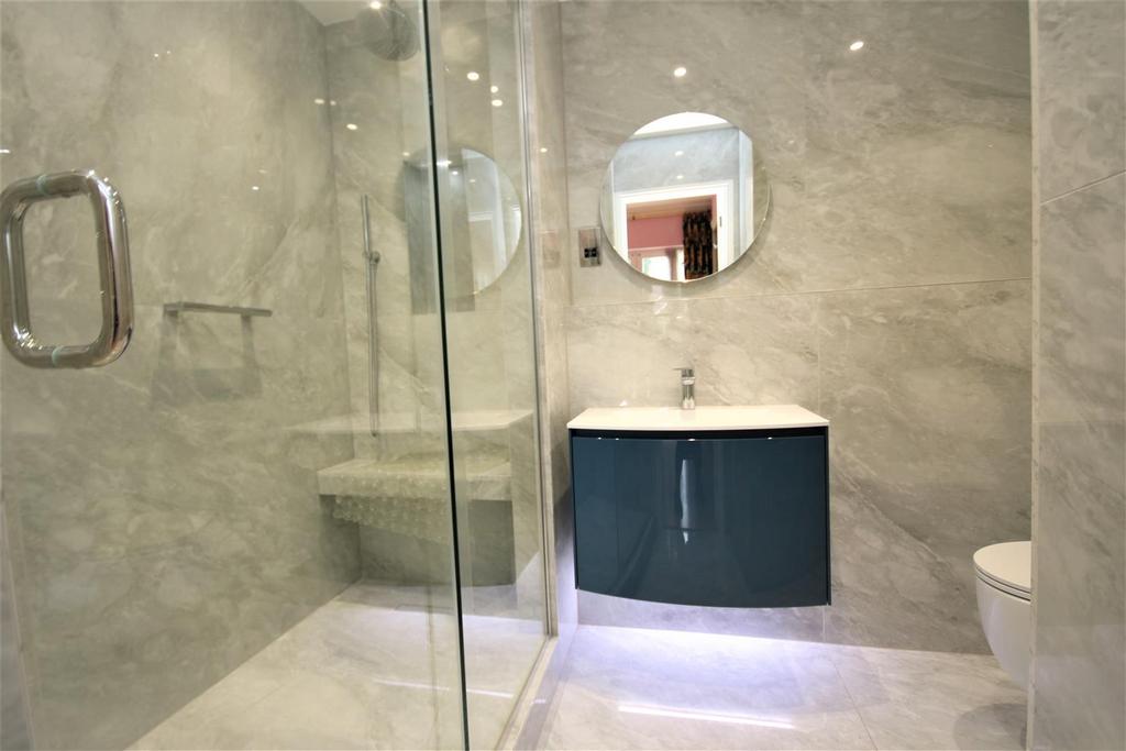 Luxury en suite shower room: