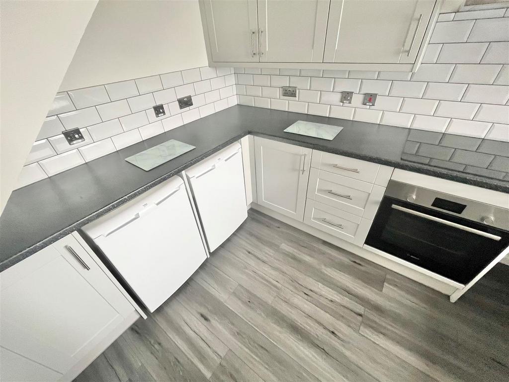 Lyneham Road, Luton 2 bed apartment £1,200 pcm (£277 pw)