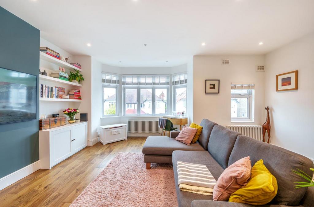 Melrose Avenue, Willesden Green, NW2 3 bed flat for sale £610,000