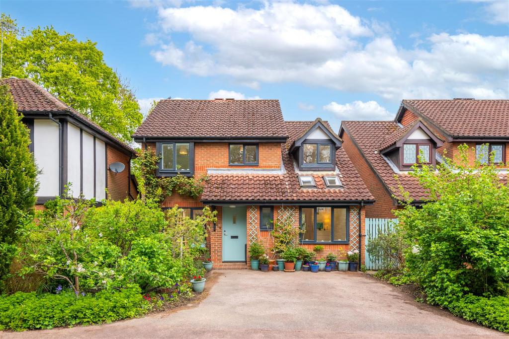 Hazelhurst, Horley 5 bed detached house for sale £700,000