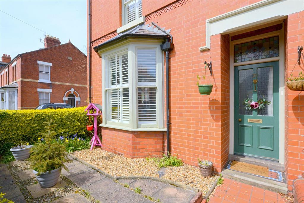 Street, Cherry Orchard, Shrewsbury 4 bed end of terrace house