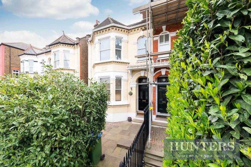Portsmouth Road, Thames Ditton 2 bed flat for sale £450,000
