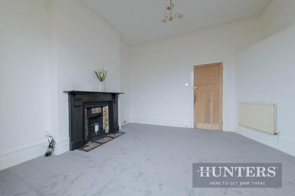 Portsmouth Road, Thames Ditton 2 bed flat for sale £400,000