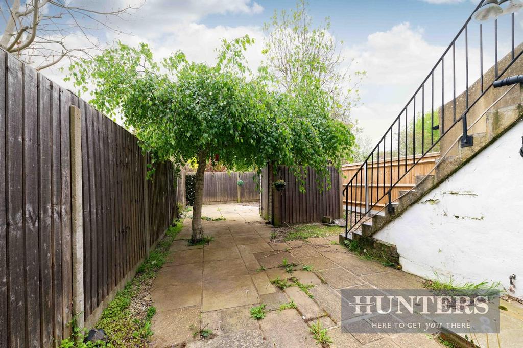 Portsmouth Road, Thames Ditton 2 bed flat for sale £400,000