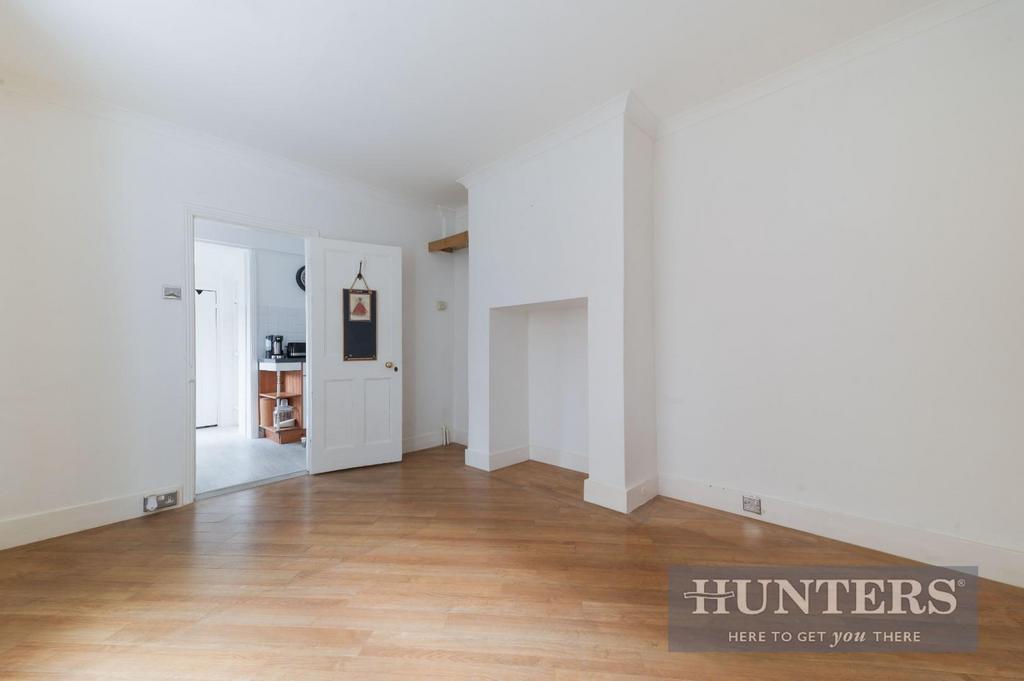 Portsmouth Road, Thames Ditton 2 bed flat for sale £400,000