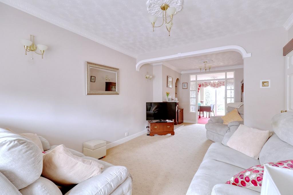 Elmer Gardens, Rainham RM13 3 bed semidetached house for sale £425,000