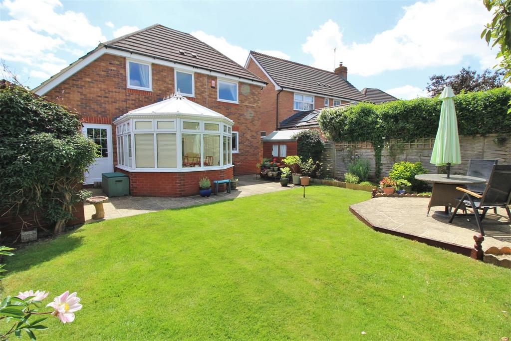 Sandown Drive, Chippenham 4 bed detached house £450,000