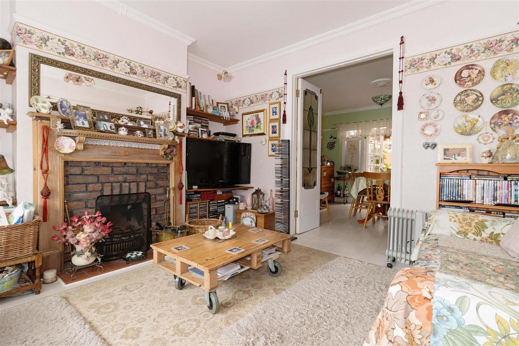 Malvern Close, Worthing 3 bed terraced house for sale £450,000