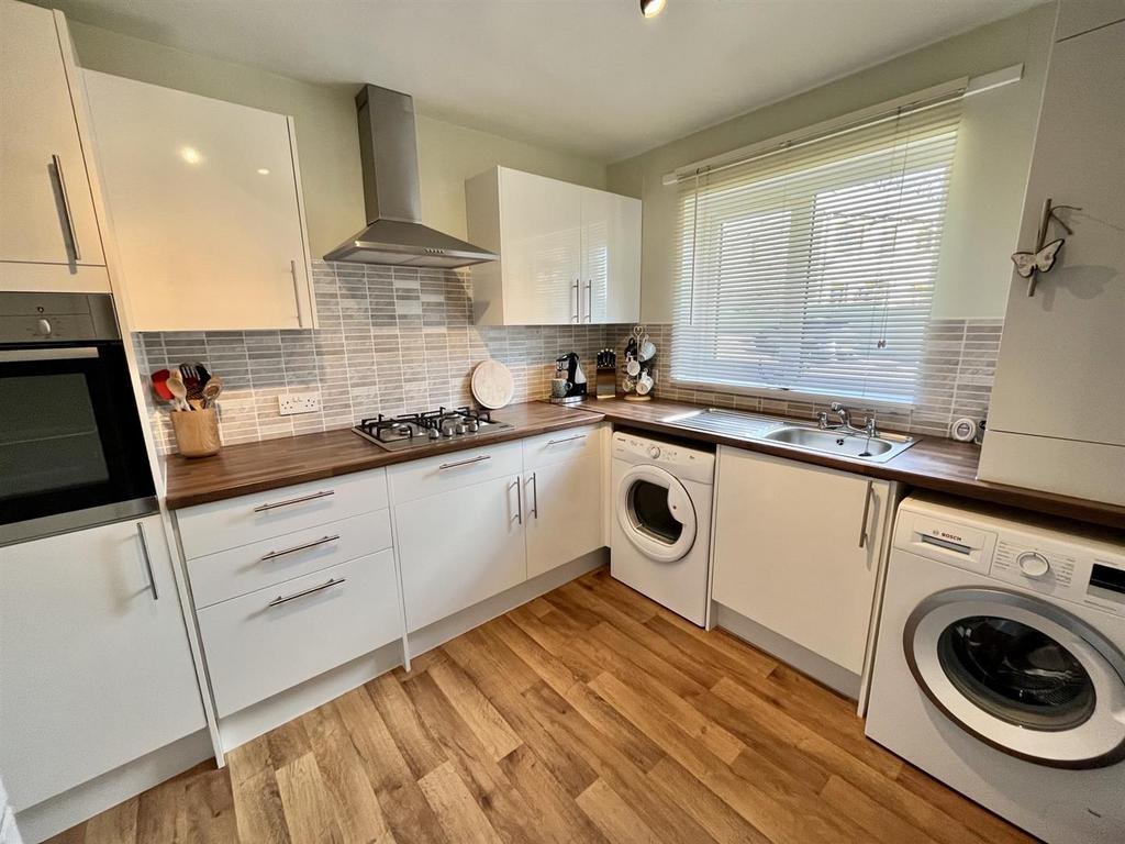Bradley View, Holywell Green, Halifax 2 bed semidetached bungalow £90,000