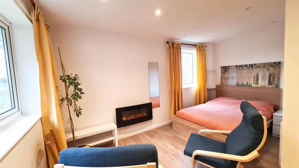 Brackenwood Mews, Wilmslow Studio £675 pcm (£156 pw)