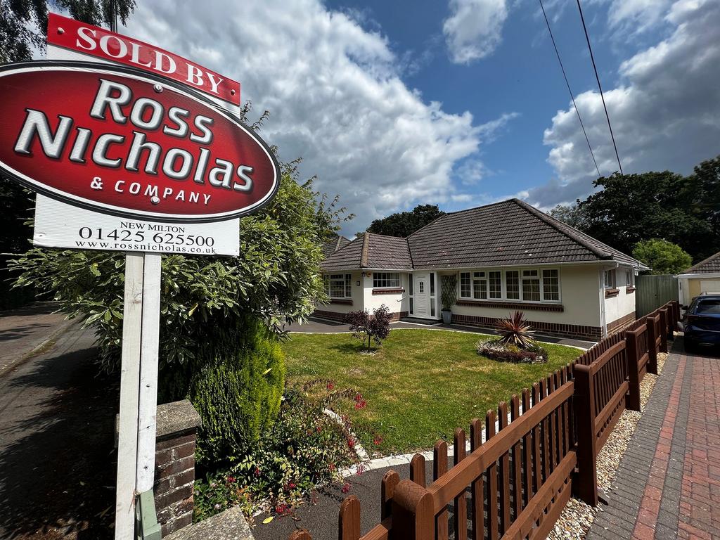 Friars Walk, Barton On Sea, New Milton, Hampshire. BH25 7DA 2 bed