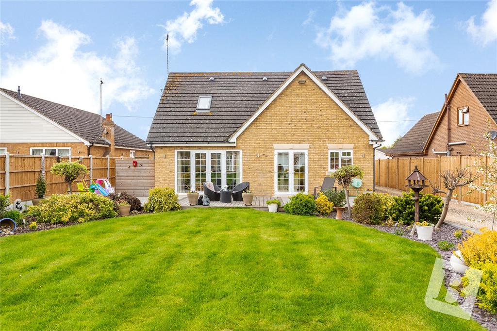 Sugden Avenue, Wickford, Essex, SS12 4 bed detached house £900,000