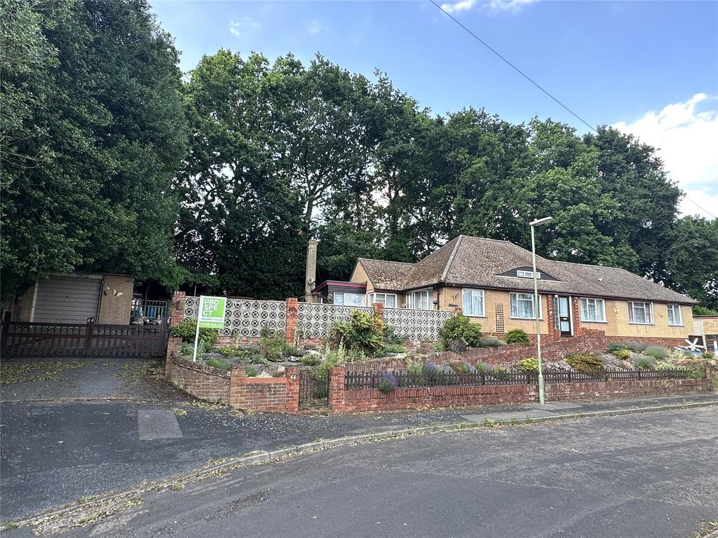 Yeovil Road, Farnborough, Hampshire, GU14 5 bed bungalow for sale £