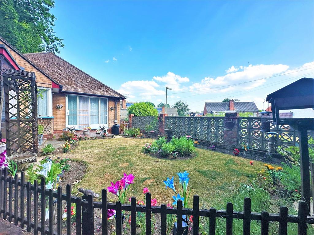 Yeovil Road, Farnborough, Hampshire, GU14 5 bed bungalow for sale £