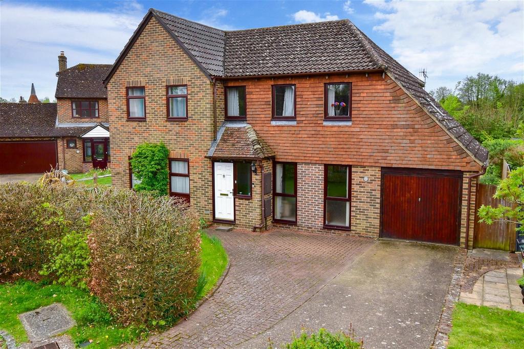 Toby Gardens, Hadlow, Tonbridge, Kent 3 bed semidetached house for