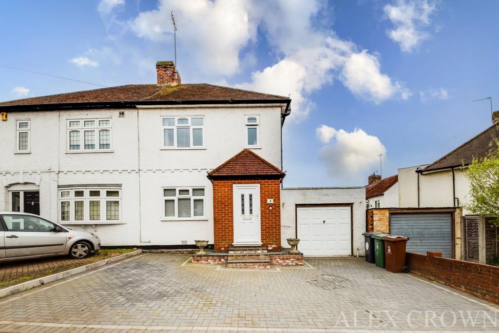 Amesbury Drive, Chingford 1 bed in a house share £850 pcm (£196 pw)