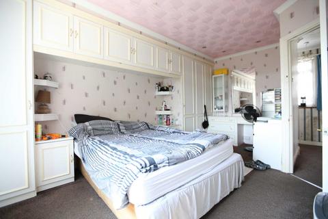 90 Heath Road, Romford, RM6 6LH