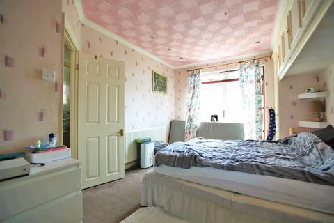90 Heath Road, Romford, RM6 6LH