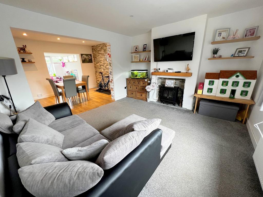 Peckham Avenue, New Milton, Hampshire. BH25 6SL 3 bed semidetached