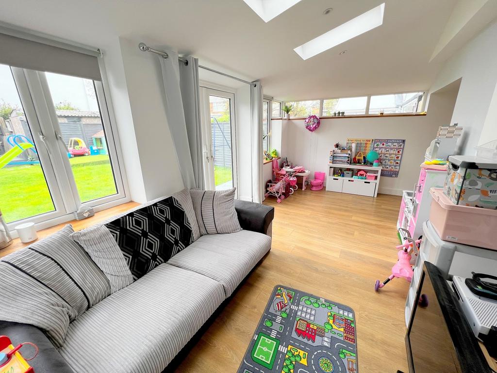 Peckham Avenue, New Milton, Hampshire. BH25 6SL 3 bed semidetached