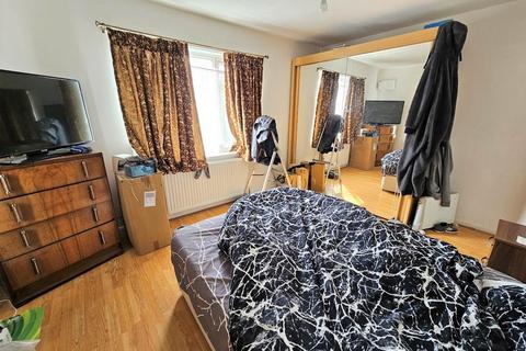 4 The Vale, Feltham, TW14 0JY
