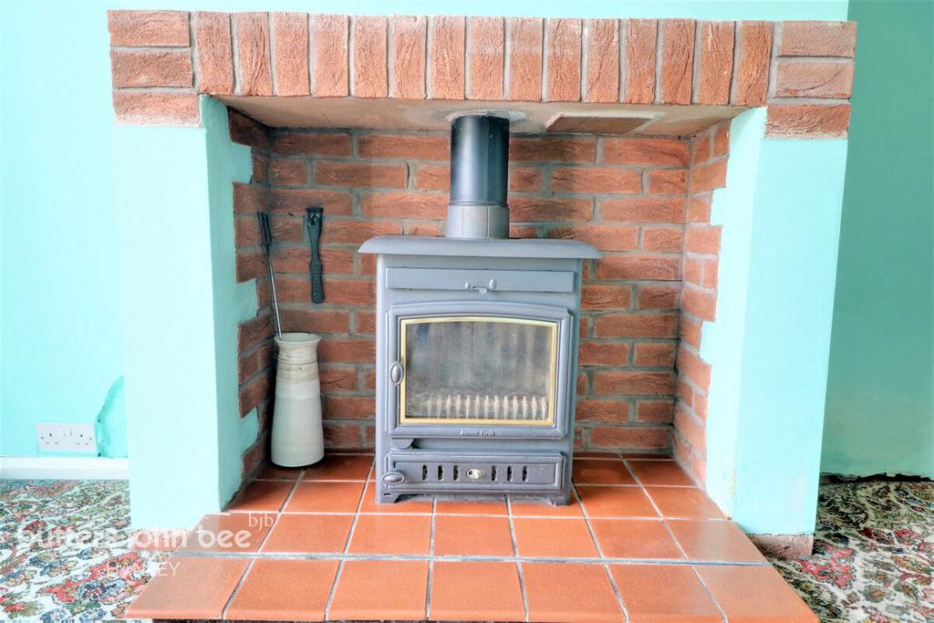 Robertville Road, Bucknall, ST2 9HD 3 bed semidetached house for sale £91,000