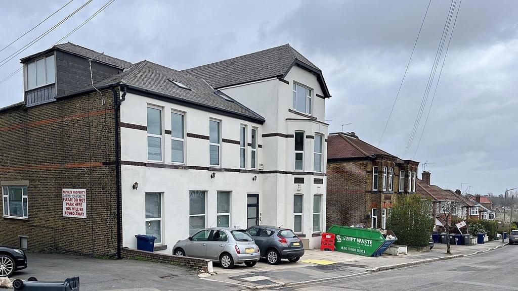 Park Road, EN5 1 bed flat £1,450 pcm (£335 pw)