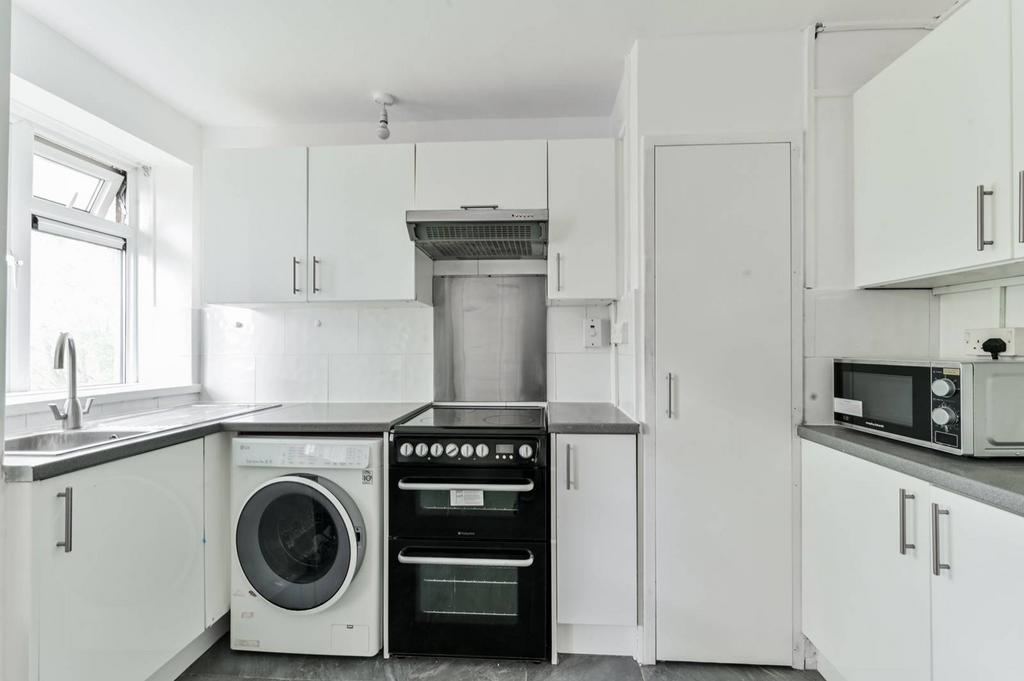 CHINGFORD ROAD, E17, Walthamstow... 2 bed flat £2,925 pcm (£675 pw)