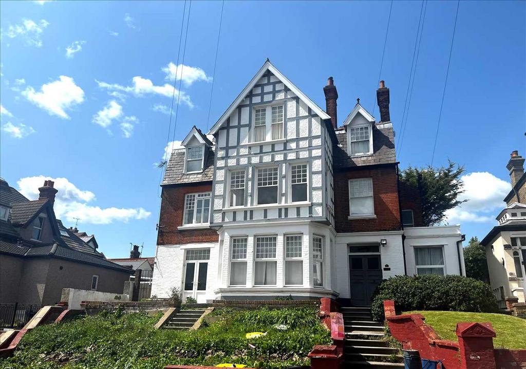 Westcliff on Sea SS0 2 bed apartment to rent £1,295 pcm (£299 pw)