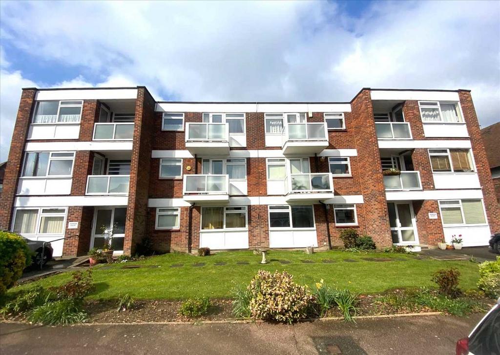 Vernon Road, Leigh on Sea SS9 2 bed apartment £1,295 pcm (£299 pw)