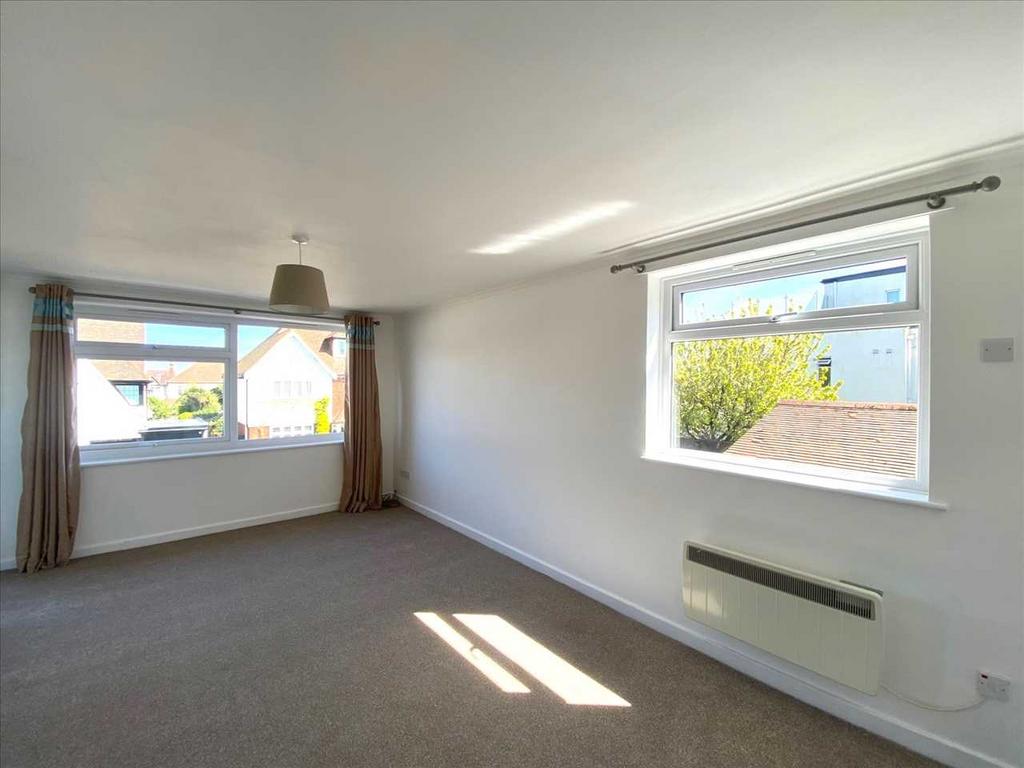 Vernon Road, Leigh on Sea SS9 2 bed apartment £1,295 pcm (£299 pw)
