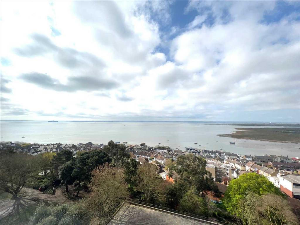 Leigh on Sea SS9 2 bed apartment for sale £285,000