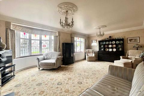 41 Blenheim Chase, Leigh-on-sea, SS9 3BZ