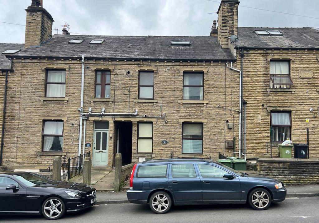 911 Yew Green Road, Huddersfield... 7 bed terraced house £135,000