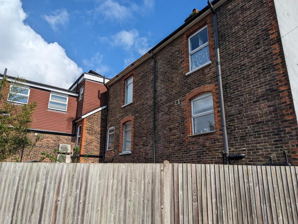 Victoria Road, Redhill 1 bed flat £1,100 pcm (£254 pw)